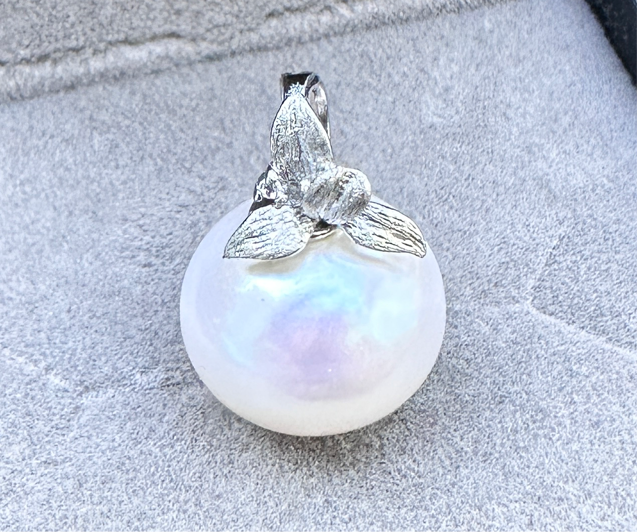 Nature calling pearl pendant